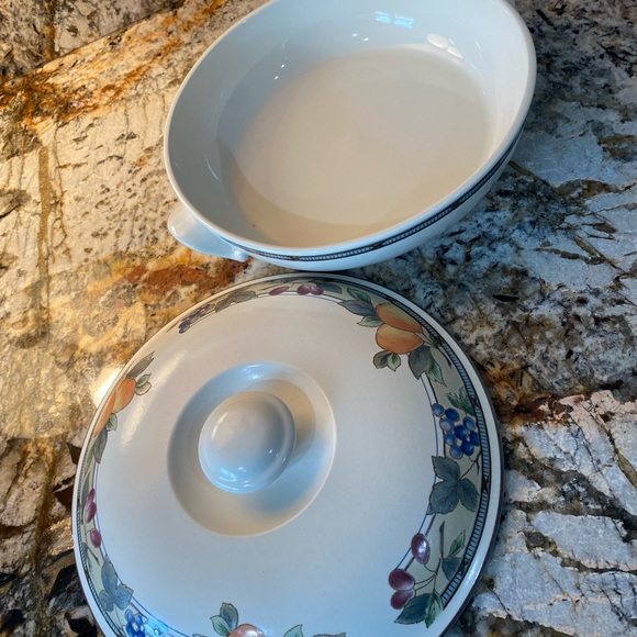 Mikasa intaglio garden harvest Dutch oven - Picture 2 of 4